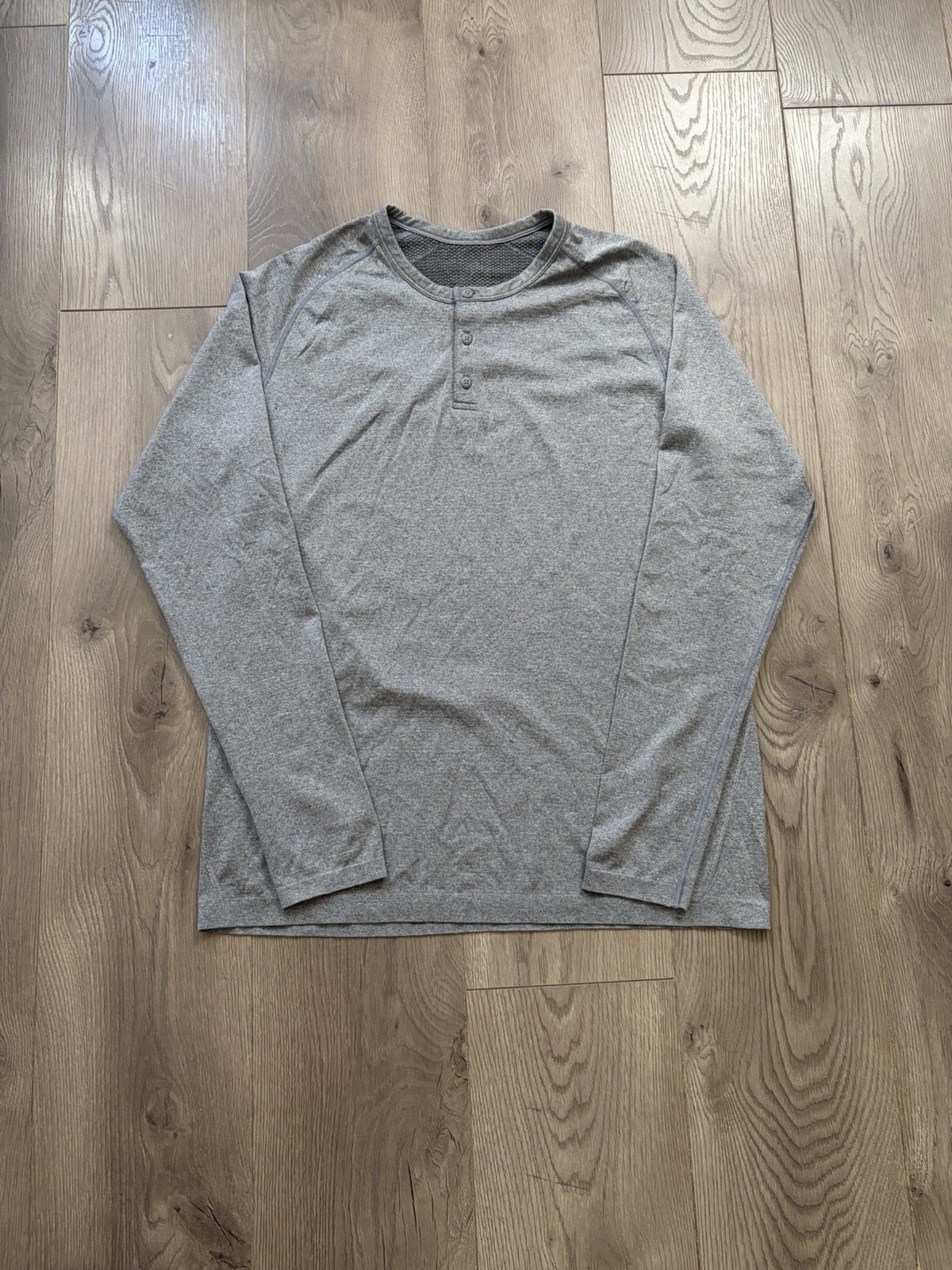Lululemon Metal Vent Tech Light Gray Long Sleeve Henley Neck Shirt Men’s Medium gallery