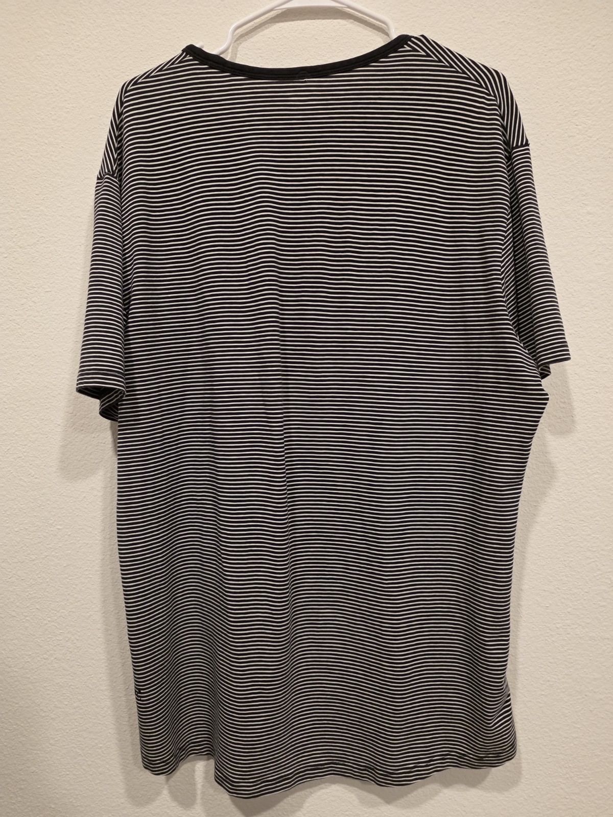 Mens Lululemon 5 Year Basic Tee Medium Black/White Stripe Curved Hem Athletic gallery