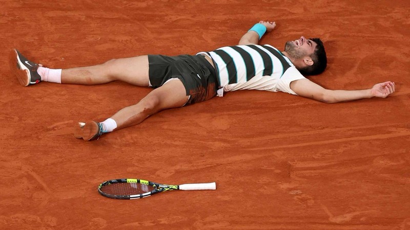 Size Medium Nike Court Slam Carlos Alcaraz 2025 French Roland GarrosTennis Shirt gallery