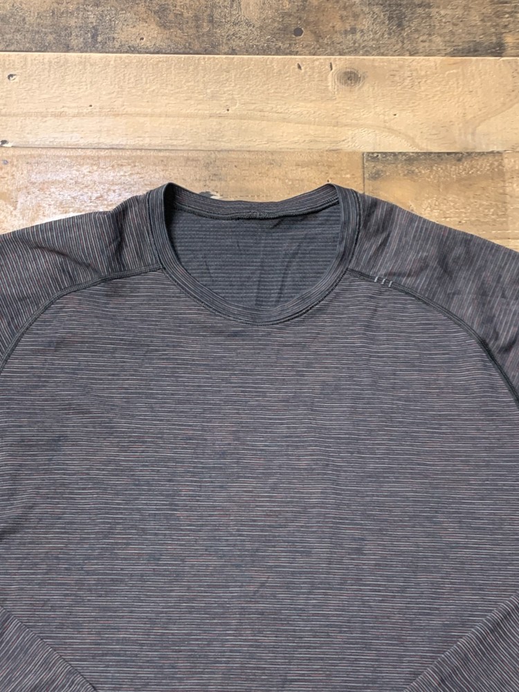 Lululemon Shirt Mens Medium Gray Metal Vent Tech Striped Gym Training Running