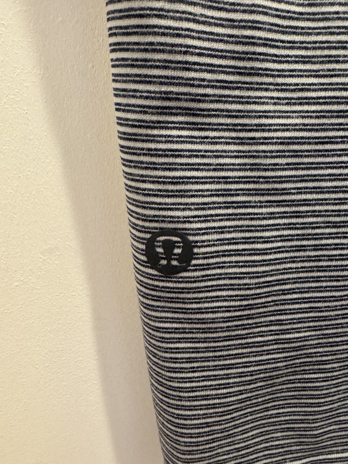 Lululemon Men’s Short Sleeve Striped Blue & White Shirt Top Medium M Never Worn gallery