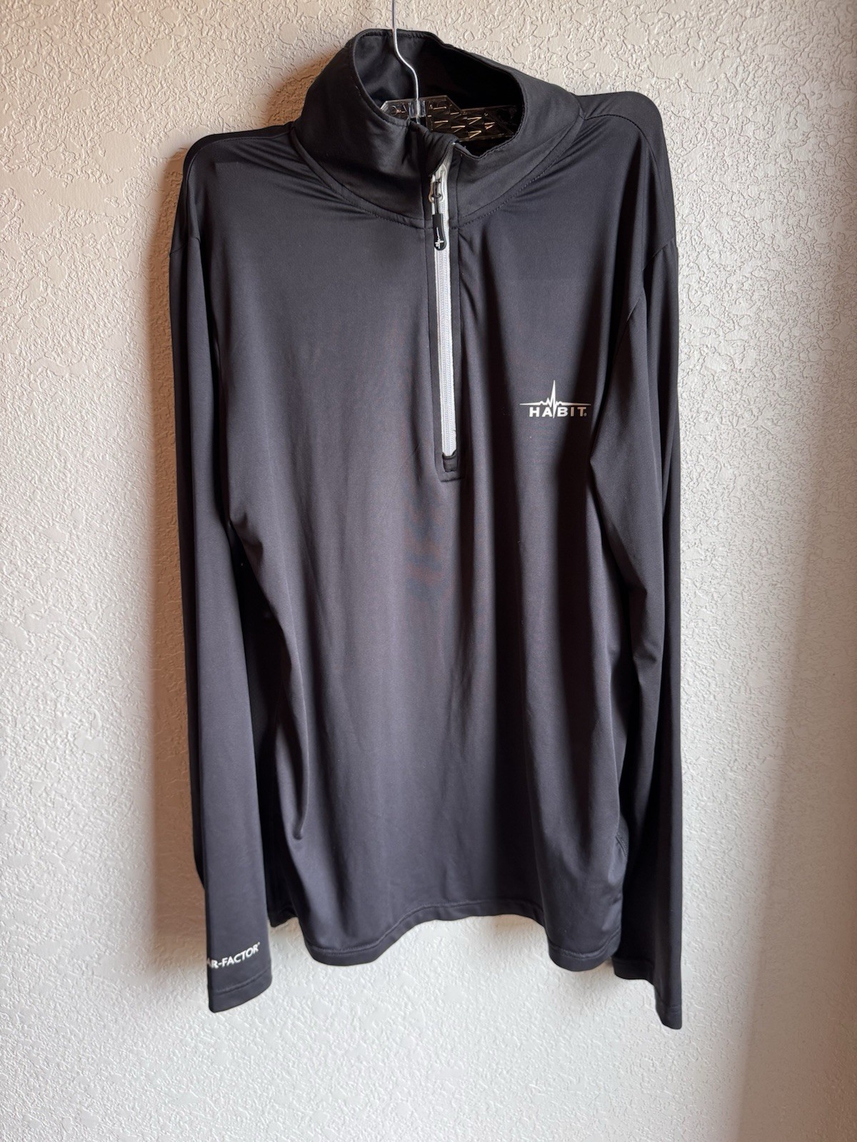 Habit Men’s Long Sleeve Solar Factor 40+ Sz M Black EUC Quarter Zip Pullover gallery