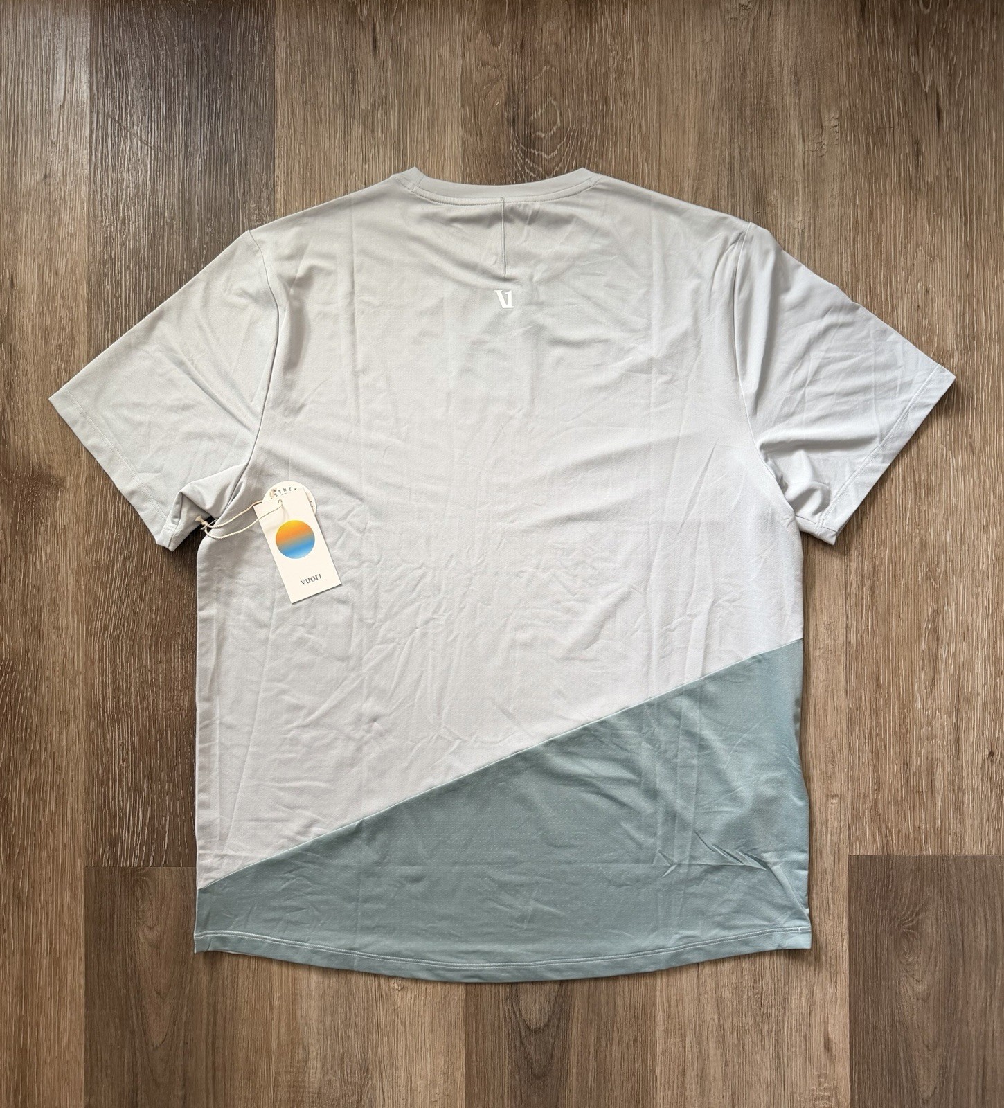 Vuori Short Sleeve Viewpoint Performance Tee 2.0 Sky Grey Sz XL V1113-P NWT gallery
