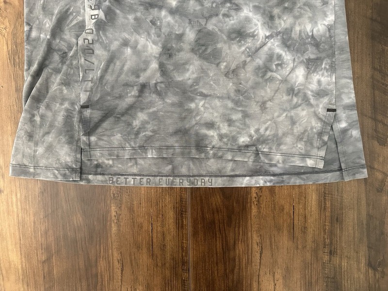 Lululemon Men’s Athletic Short Sleeve Shirt Medium Gray Tie Dye gallery