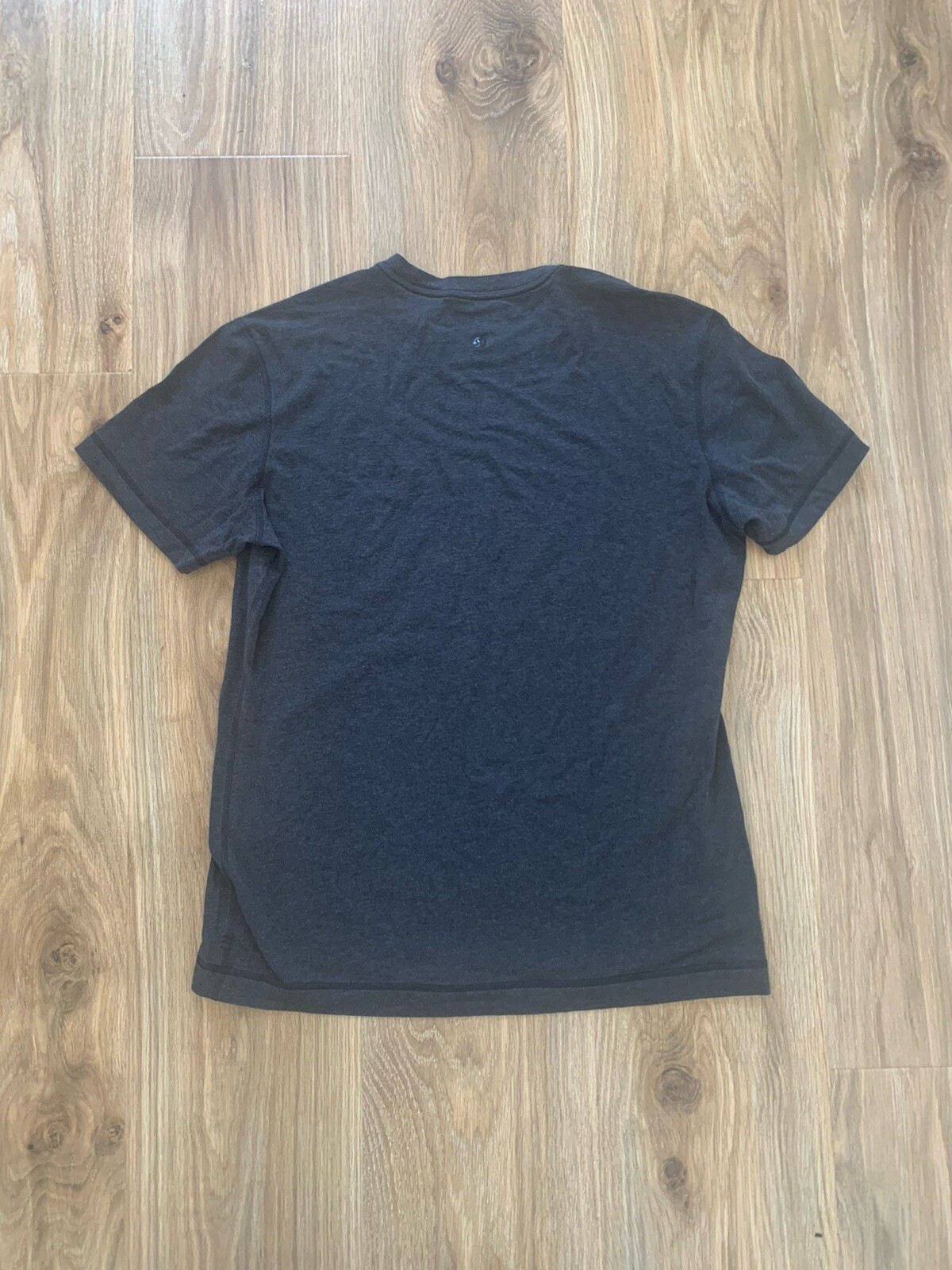 Lululemon 5 Year Basic V Neck T-Shirt Mens Size Medium Grey Tee gallery