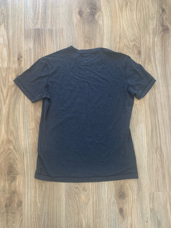 Lululemon 5 Year Basic V Neck T-Shirt Mens Size Medium Grey Tee gallery