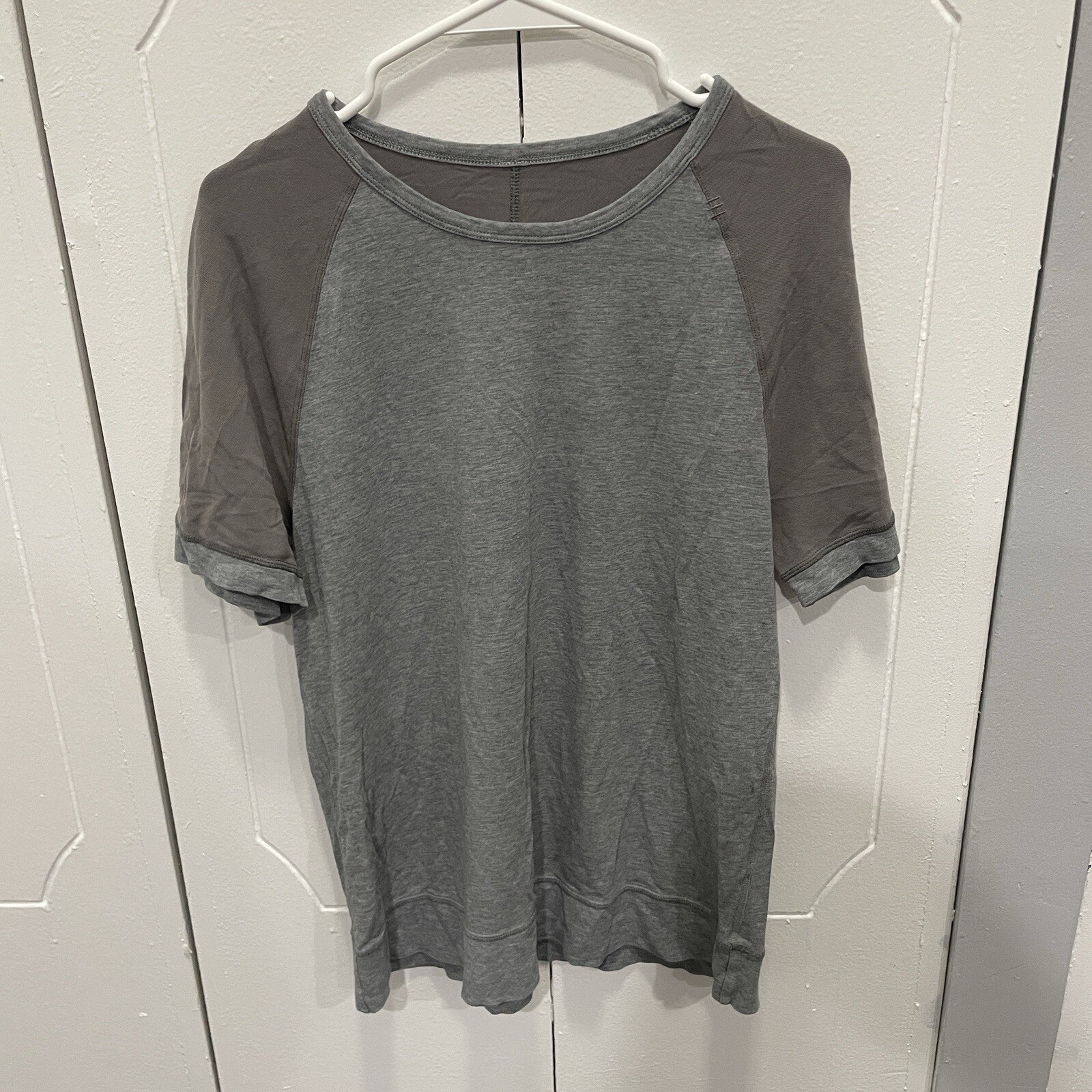 Lululemon Grey Two Toned Short Sleeve Size Medium gallery