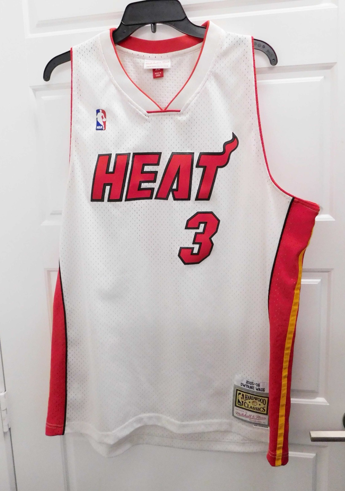 Mens Mitchell & Ness Swingman NBA WHITE JERSEY HEAT 2005 DWYANE WADE sz XL gallery