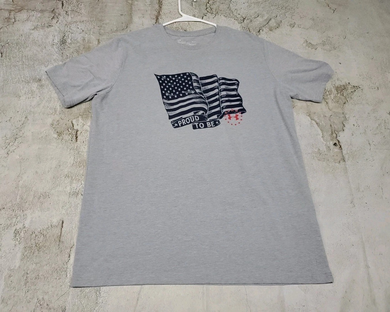 Mens Large Loose Fit Under Armour Heatgear Gray USA Flag Athletic T Shirt gallery