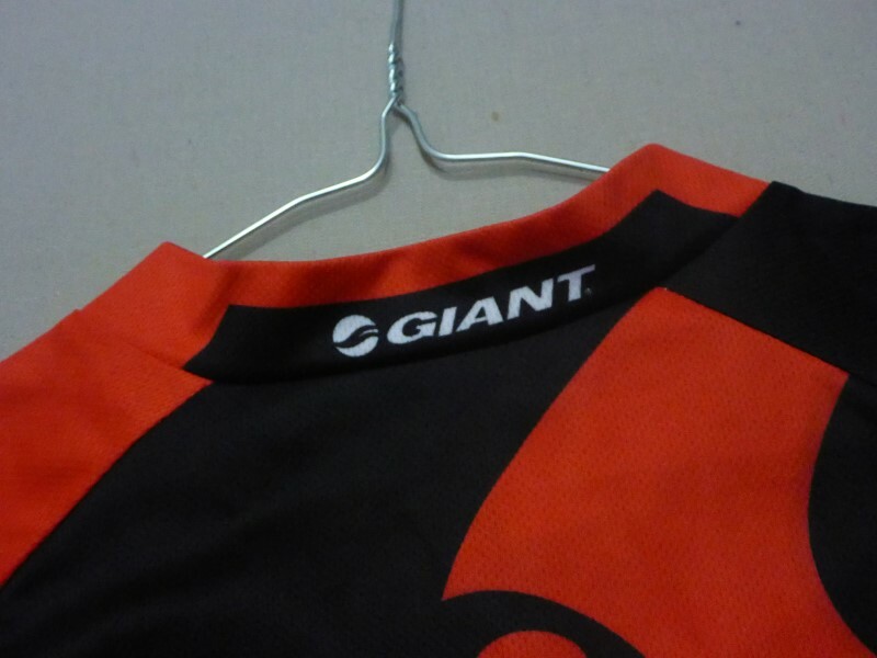 061 MENS NWOT GIANT BLACK / RED ZIP UP S/S CYCLING TOP SZE XL $120 RRP. gallery
