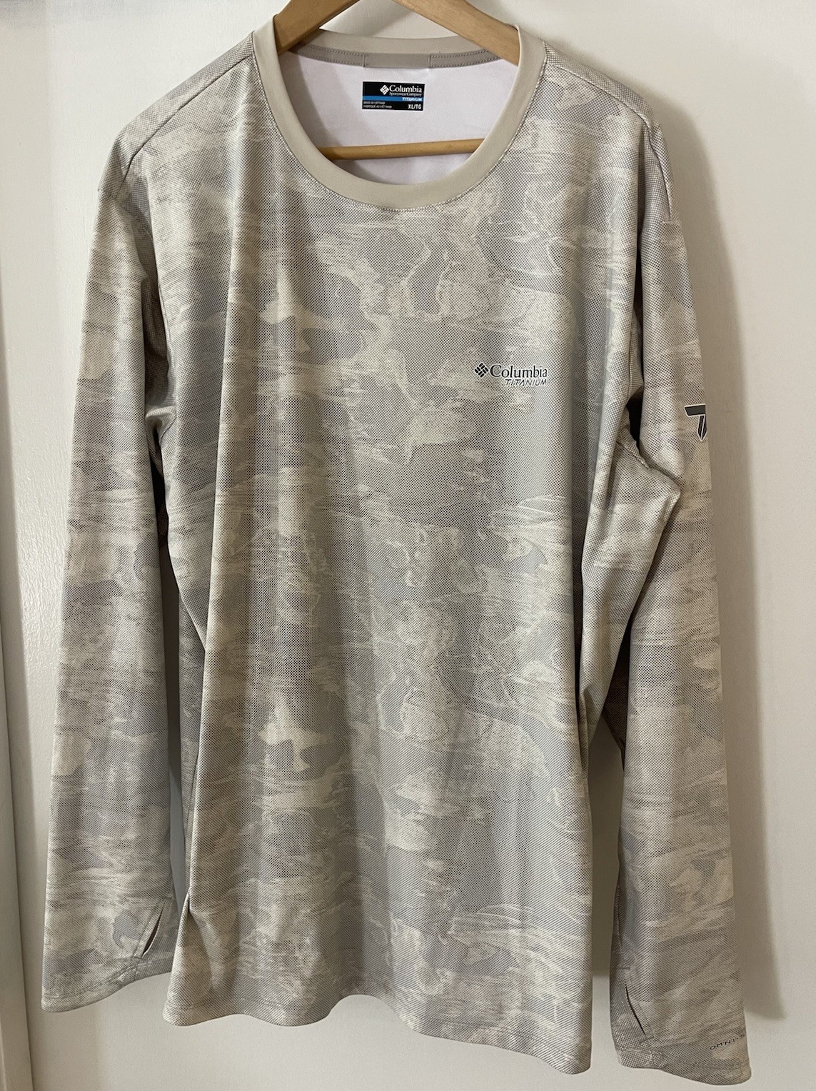 Men’s XL Columbia Titanium UPF 50 Sun Deflector(dots) Thumb holes, Shirt gallery