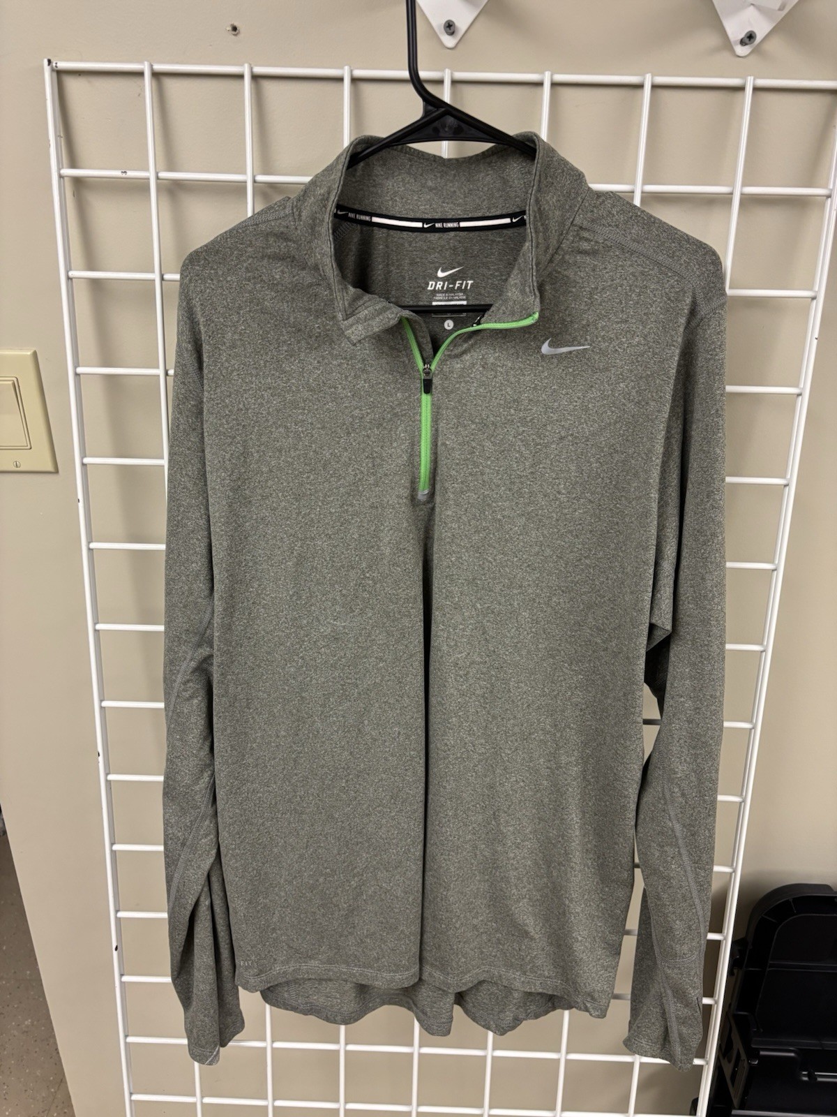 Nike Running Dri-Fit Q-Zip Size Large. Activewear. Poly/Spandex Blend. EUC. gallery
