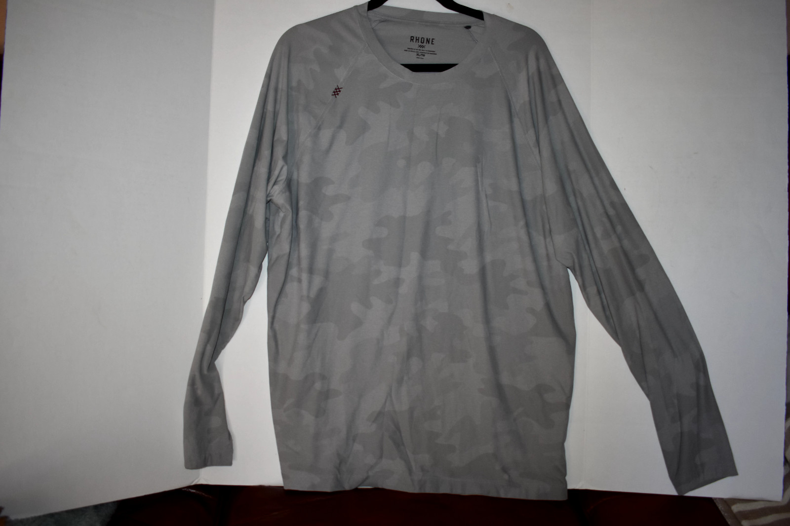 Rhone Men's Reign Camo Performance Workout Shirt Gray Size XL XLarge EUC gallery
