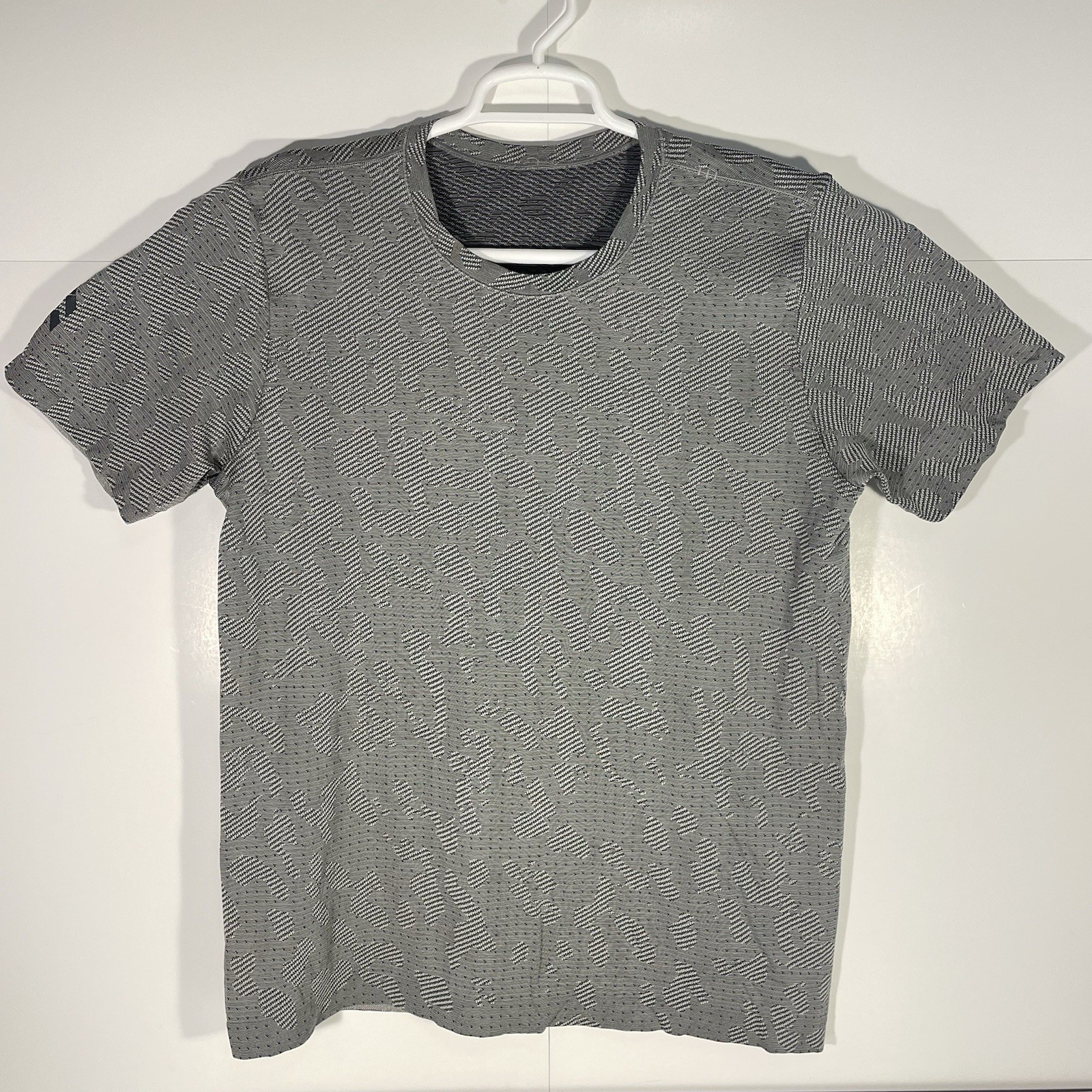 Lululemon Camo Barry's Shirt Mens Large Short Sleeve Movement Is Medicine Gray gallery