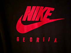 The Nike Men’s XL Tee UGA Georgia Bulldogs Black Red Swoosh Short Sleeve Shirt