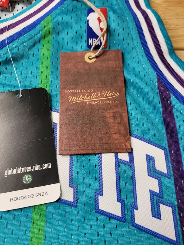 Mitchell & Ness NBA SWINGMAN ROAD JERSEY - HORNETS 92 ALONZO MOURNING Medium gallery