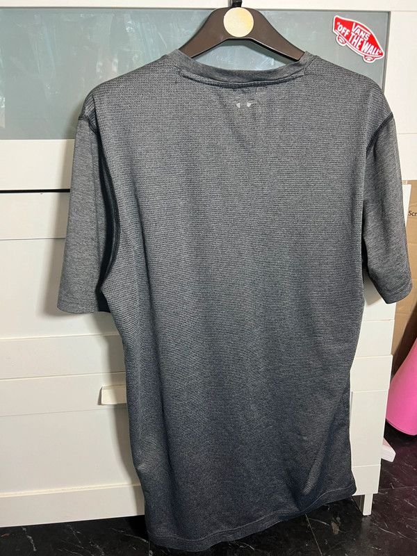 Dark Grey Breathable Under Armour T-Shirt Top UK Small Gym Wear Stretchy Workout gallery