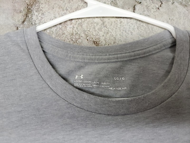 Mens Large Loose Fit Under Armour Heatgear Gray USA Flag Athletic T Shirt gallery