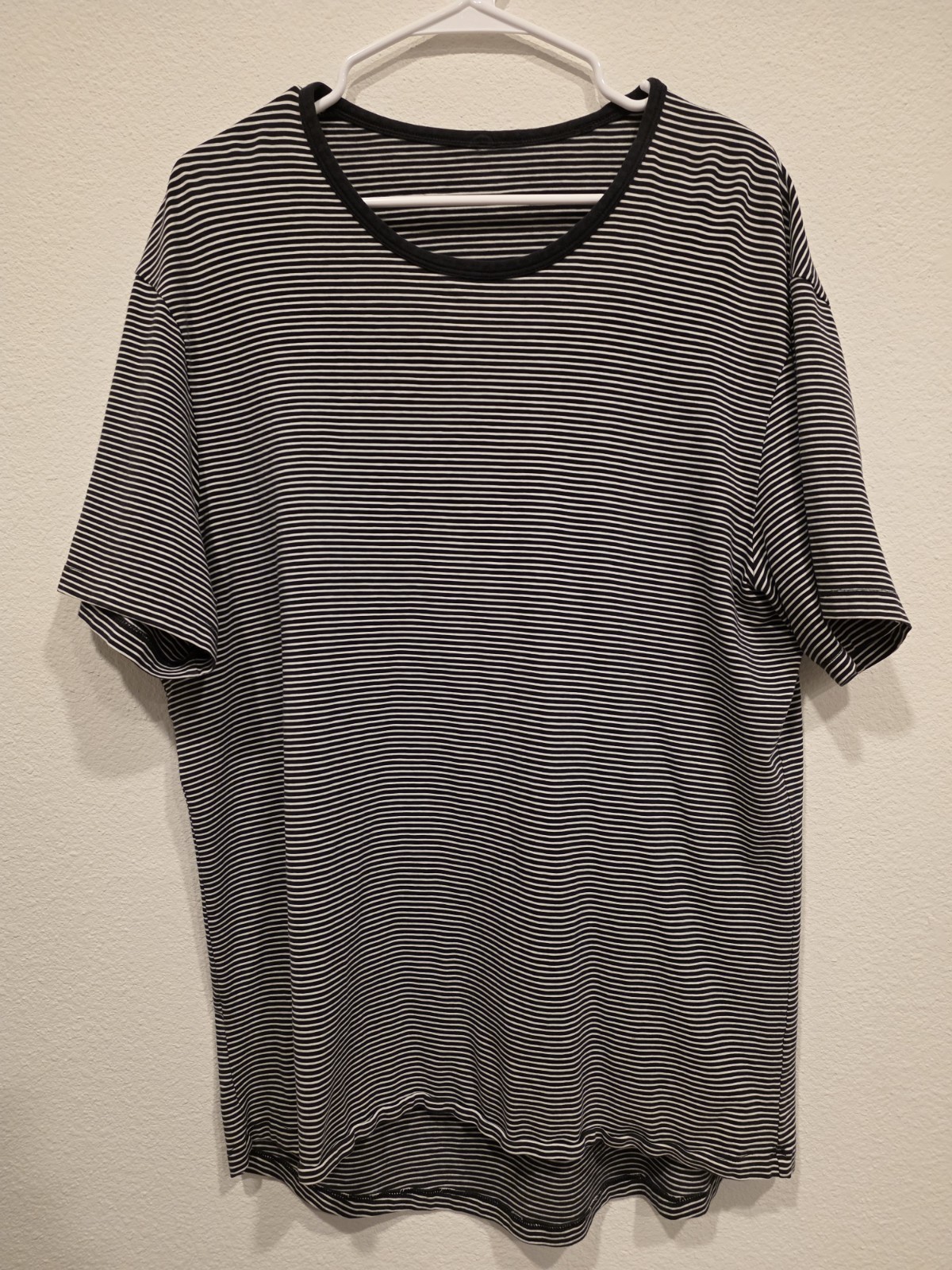 Mens Lululemon 5 Year Basic Tee Medium Black/White Stripe Curved Hem Athletic gallery