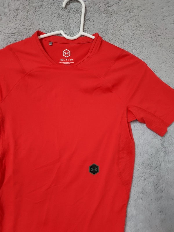 Under Armour Compression Shirt Mens Small Rush Celliant Red Performance Gym EUC gallery