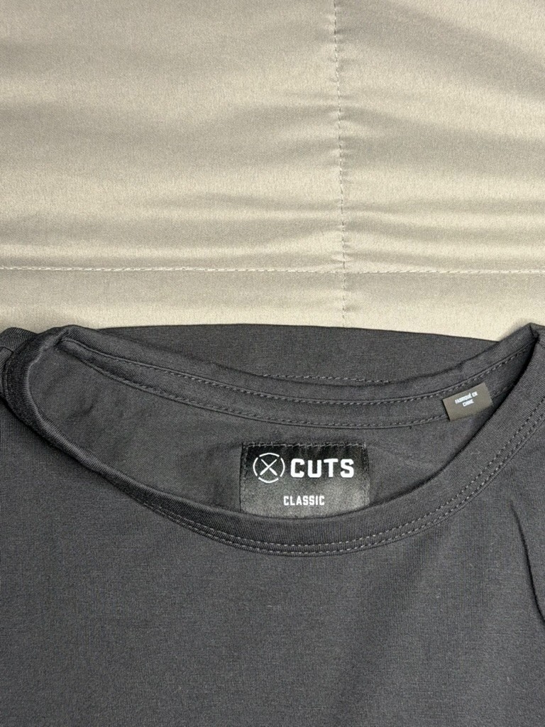 Cuts AO Curve-Hem Tee Small Black gallery
