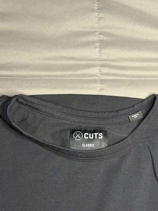 Cuts AO Curve-Hem Tee Small Black gallery