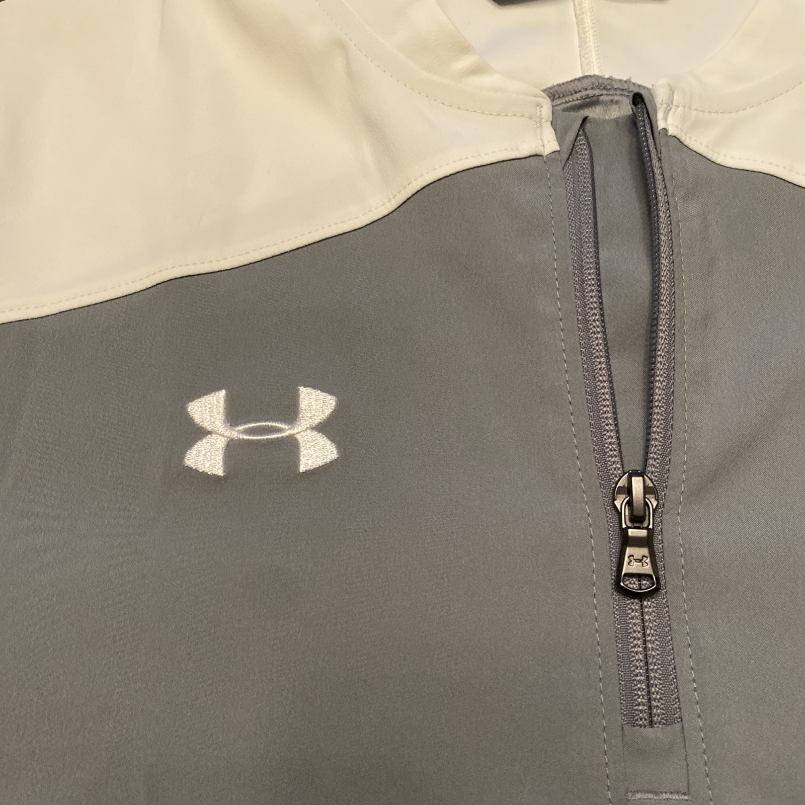Under Armour Shirt Men XS Gray/White Stretch 1/4 Zip Side Zip Mesh Sports gallery