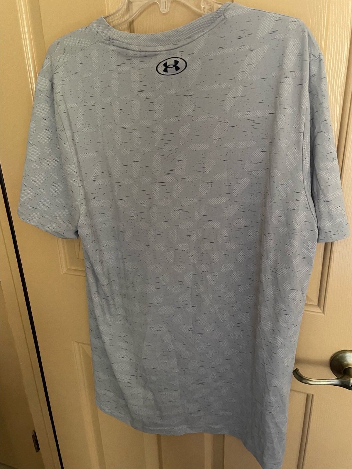 Men's Under Armour Fitted short sleeve Tee Light Gray XL NWOT subtle pattern gallery