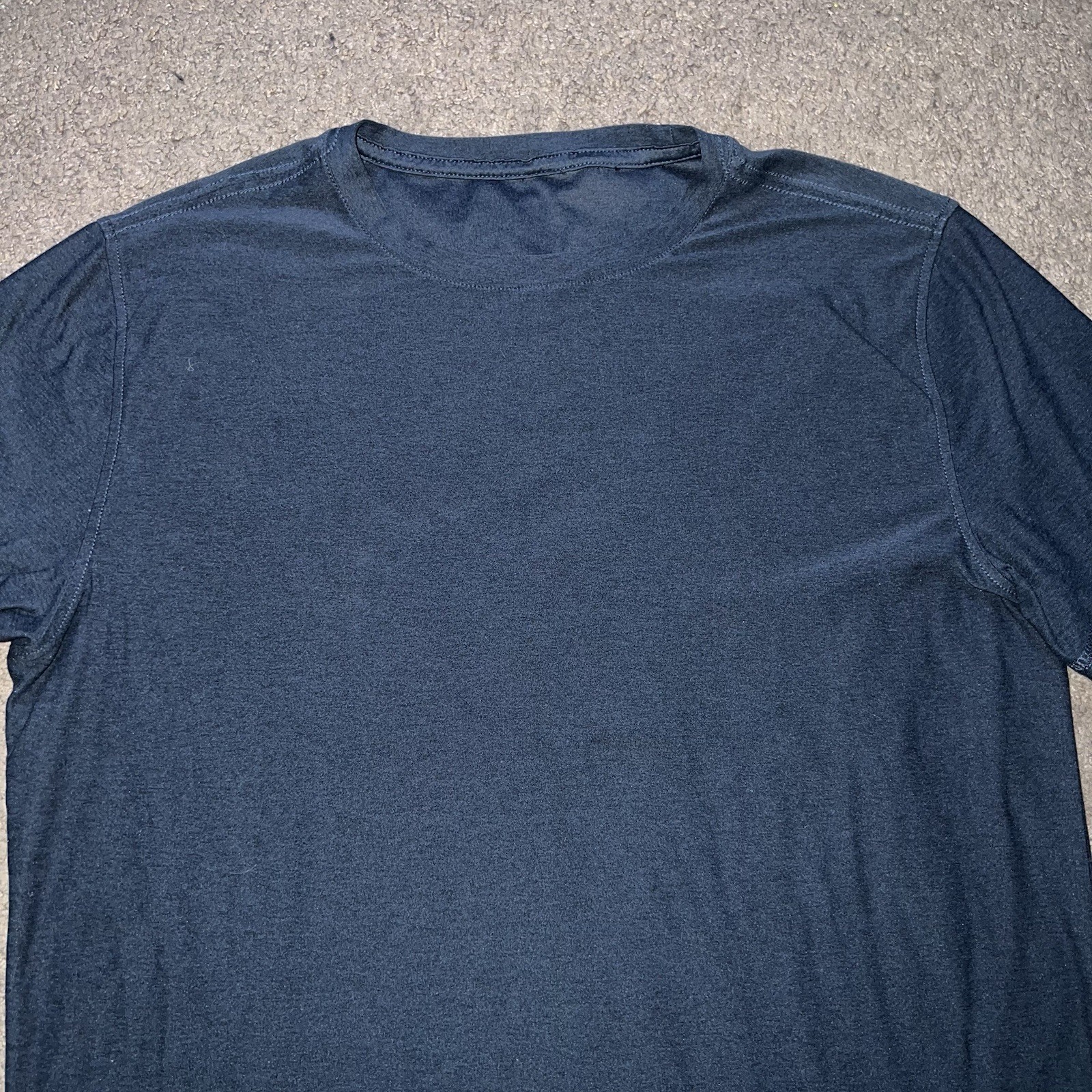 Vuori Strato Tech Tee Mens Medium Navy Heather Stretch Performance T-Shirt gallery