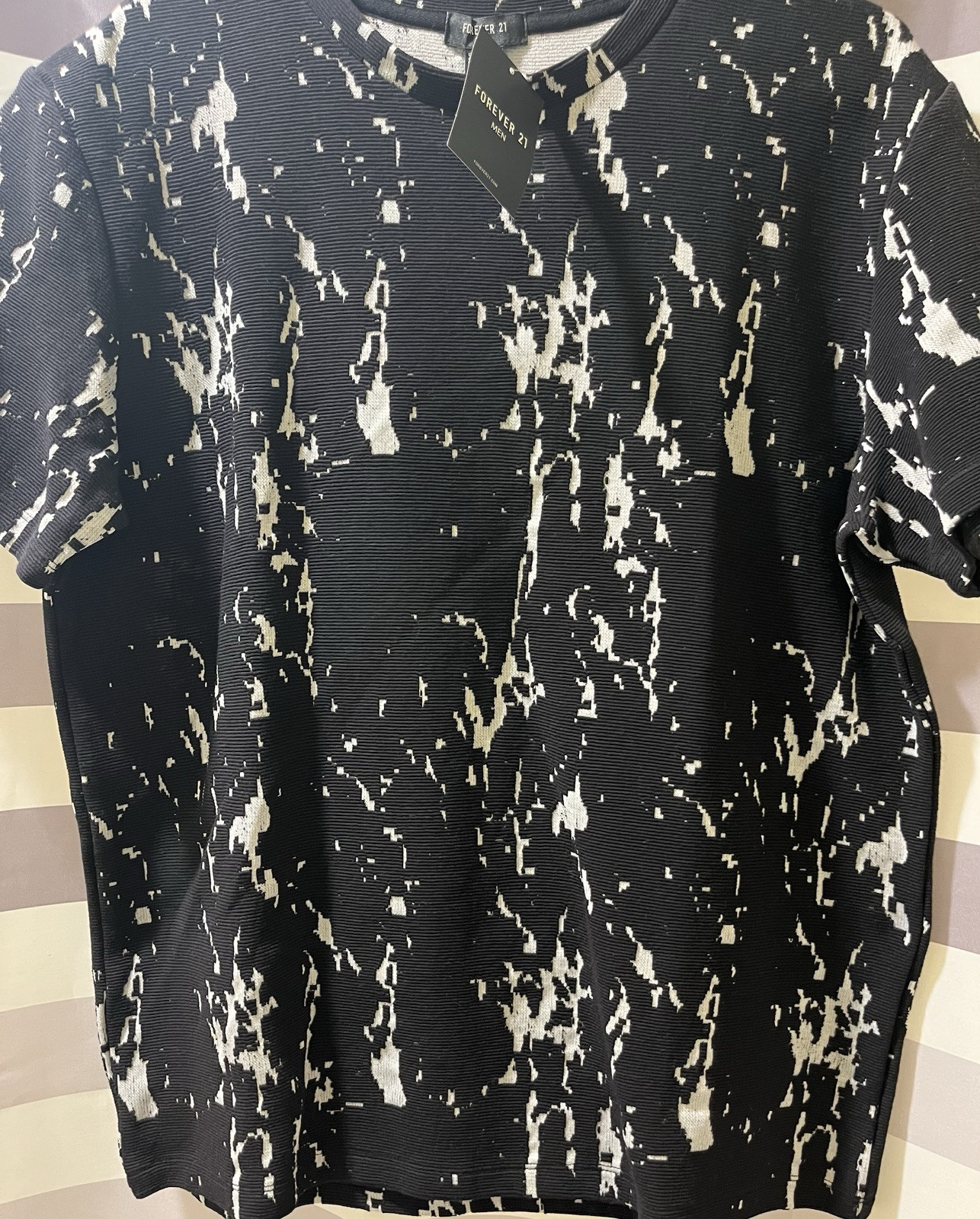 Forever 21 Men’s Lg Athletic Top Black/Grey gallery