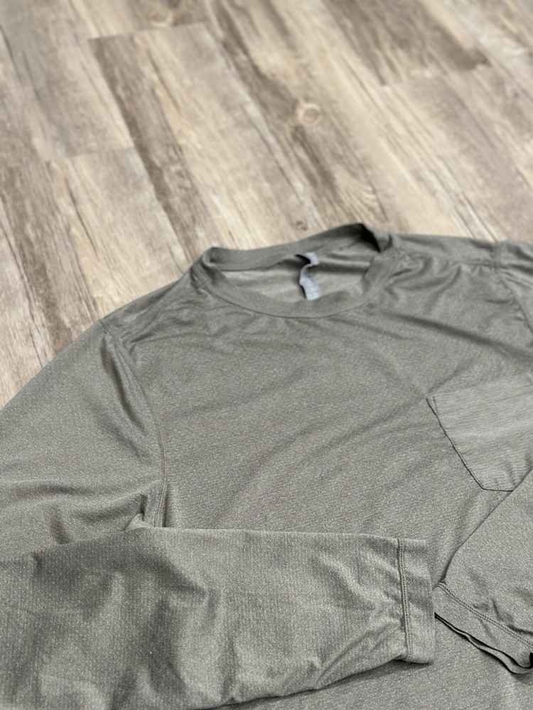 Vuori Men’s Tradewind Shirt Green taupe LS Performance Pullover V177 Pocket Sz M