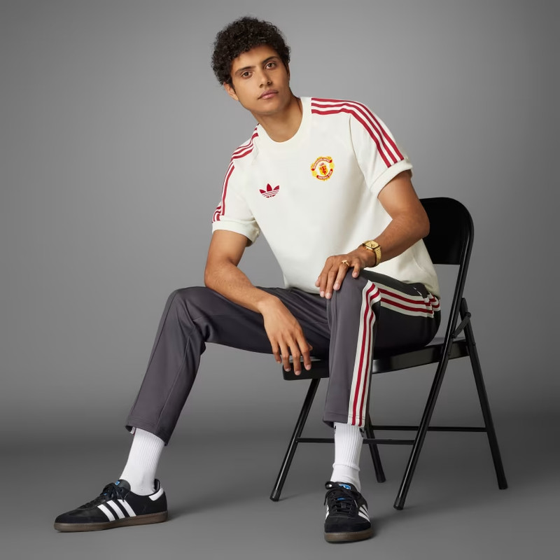 adidas Originals Men Adicolor OG Manchester United Classics 3-Stripes Tee IY0045 gallery