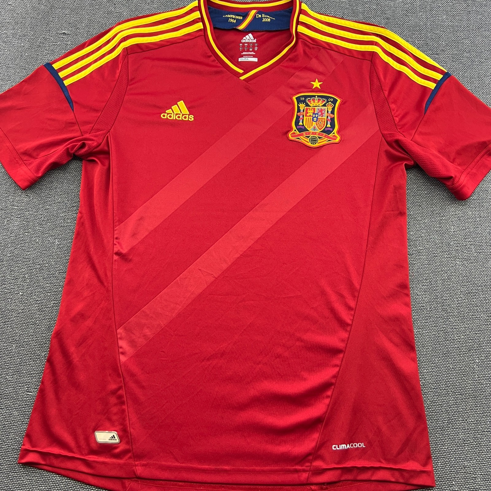 Spain 2011 2012 Home Football Jersey Mens Large Football Shirt Adult Adidas Red gallery