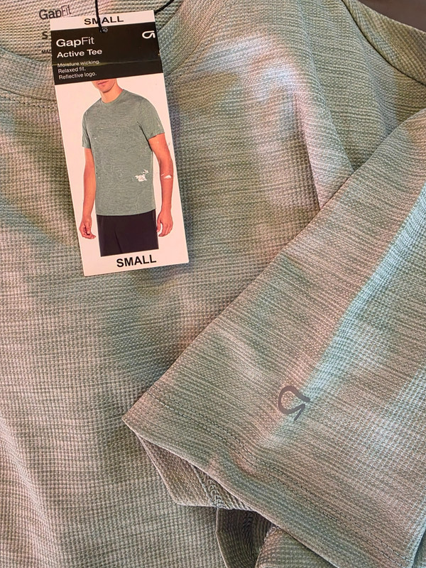 GapFit Active Tee Men’s Small NWT Green Heather Performance Moisture Wicking gallery