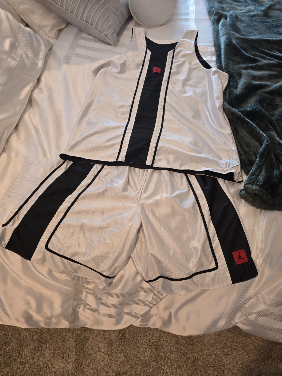 Vintage Nike Air Jordan reversible Tank Top and shorts set - size L/XL gallery