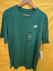 Nike Sportswear T-Shirt Men’s Medium The Nike Tee TShirt Stadium Green NEW