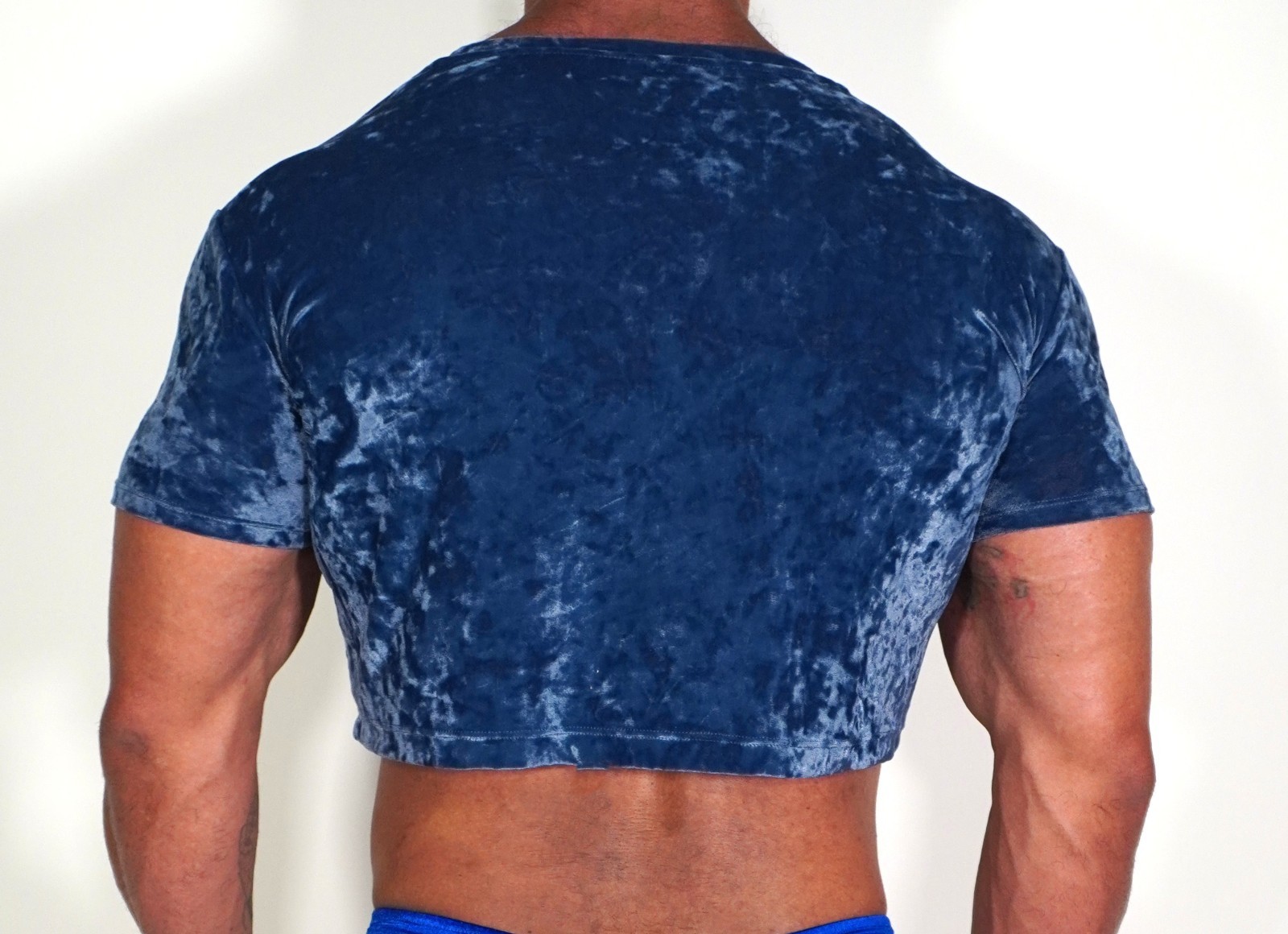 BLUE VELOUR CROPPED SHIRT SIZE MEDIUM gallery