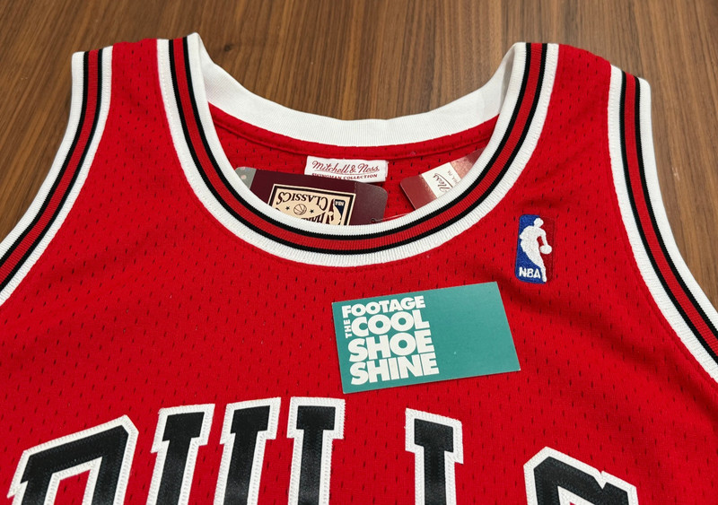 MITCHELL & NESS HWC SWINGMAN SCOTTIE PIPPEN CHICAGO BULLS 1997-98 JERSEY RED XXL gallery