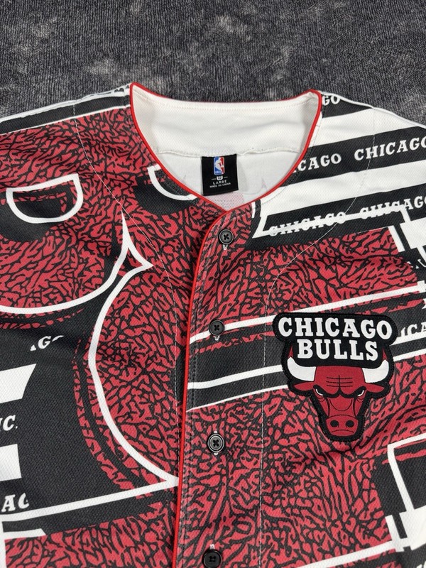 UNK Men's Size Large NBA Chicago Bulls Baseball Jersey Red White gallery