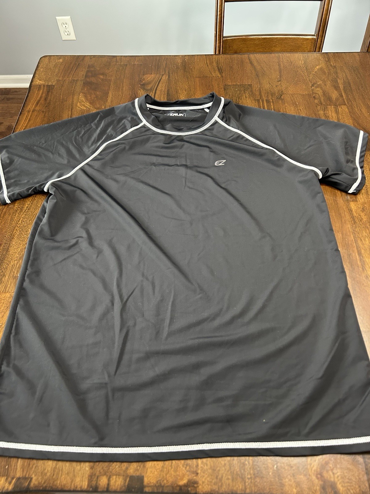 EZRUN Men’s Dri Fit Athletic Shirt Size XL Black gallery