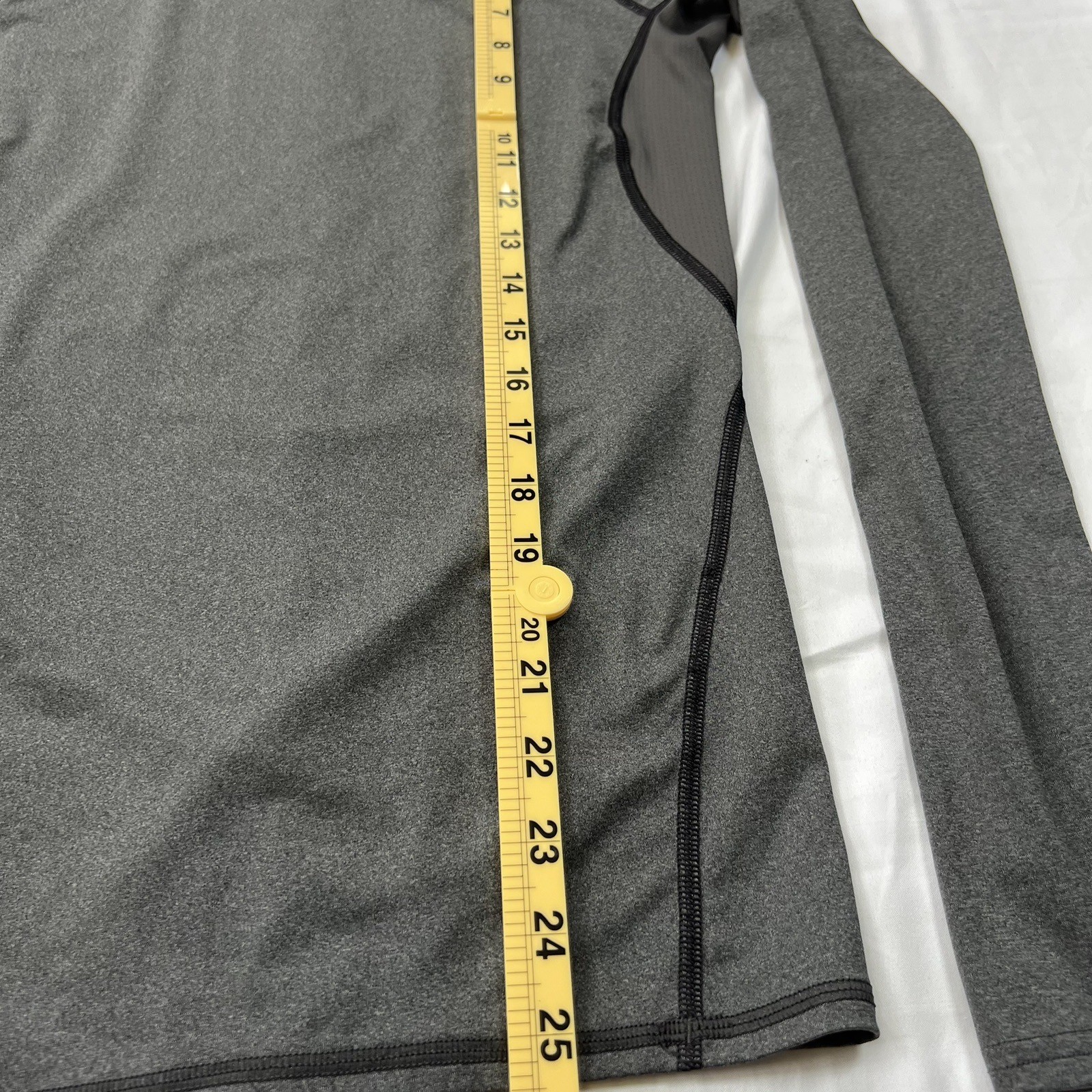 Under Armour Size MD Men's HeatGear Long-Sleeve T-Shirt – Carbon... gallery