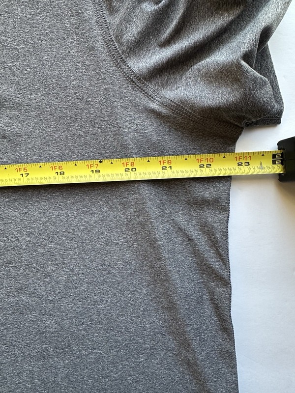 Vuori Uluwatu 23 Water Short Sleeve T-Shirt Men’s Sz XL Gray Heather gallery