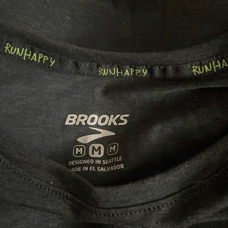 Brooks Pacesetter Medium Tee gray snow globe Run Happy gallery