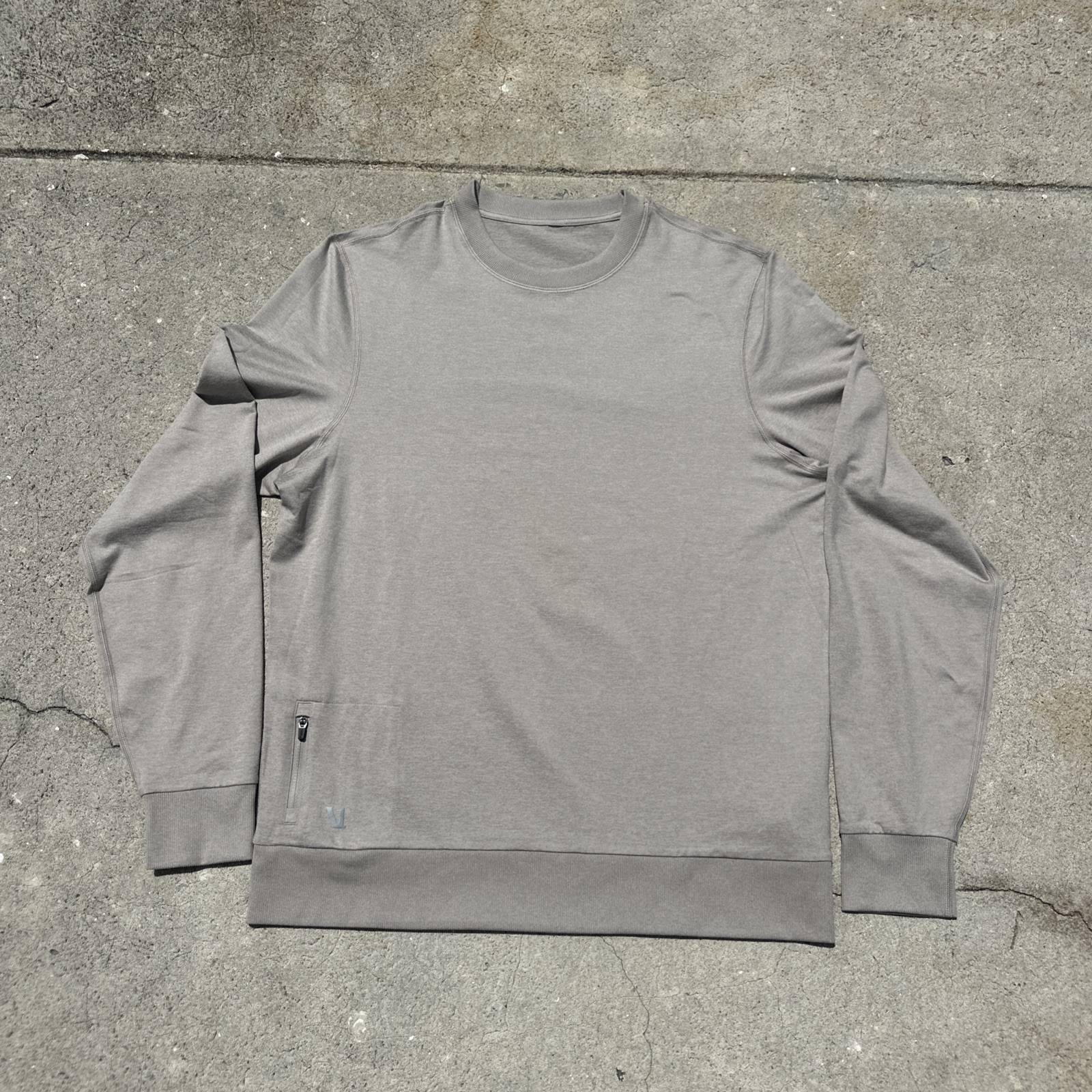 Vuori Ponto Performance Crew Mens Medium Beige Long Sleeve Pullover Side Pocket gallery