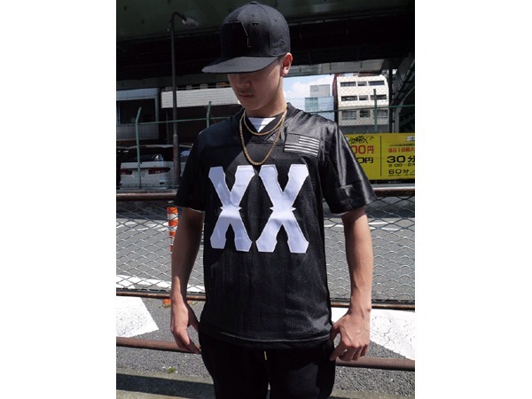 Black Apple NY Punk Goth Football Beach Sport Jersey Tee Small Medium Modern Fit gallery