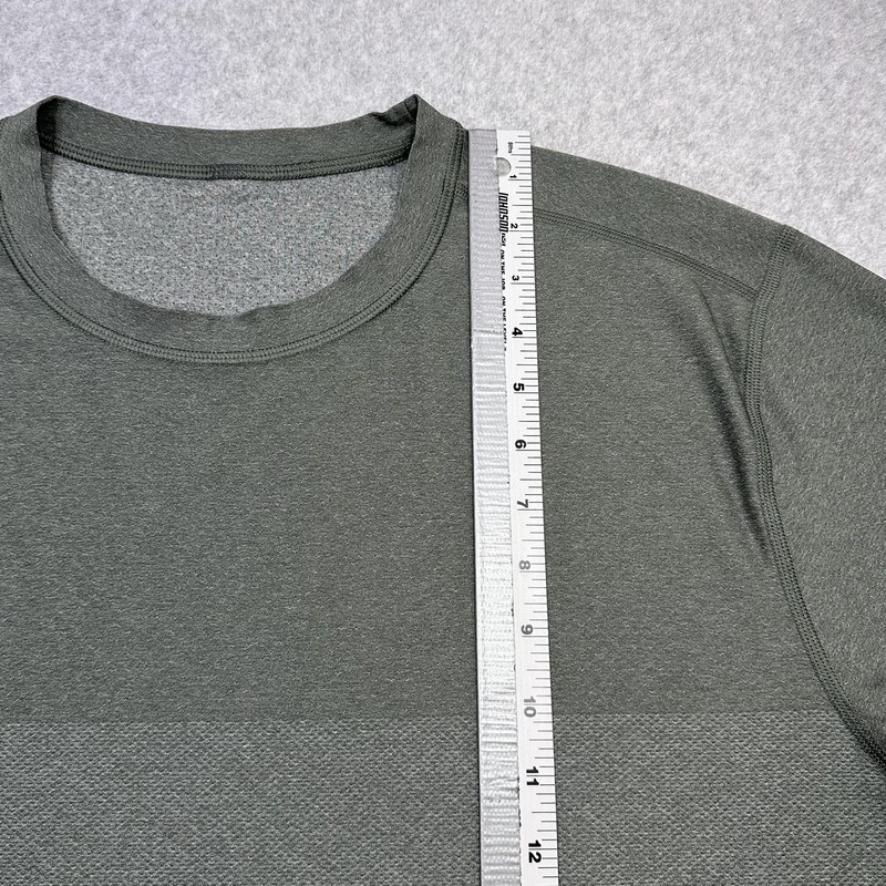 Vuori Grandview Tech Tee Shirt Mens XL Green Short Sleeve Performance Athletic gallery