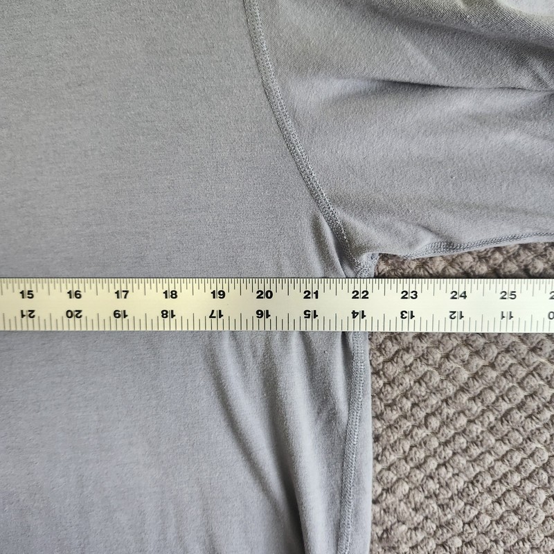 Vuori Shirt Mens XL Gray Long Sleeve Ease Performance Henley Athletic Gym Preppy gallery