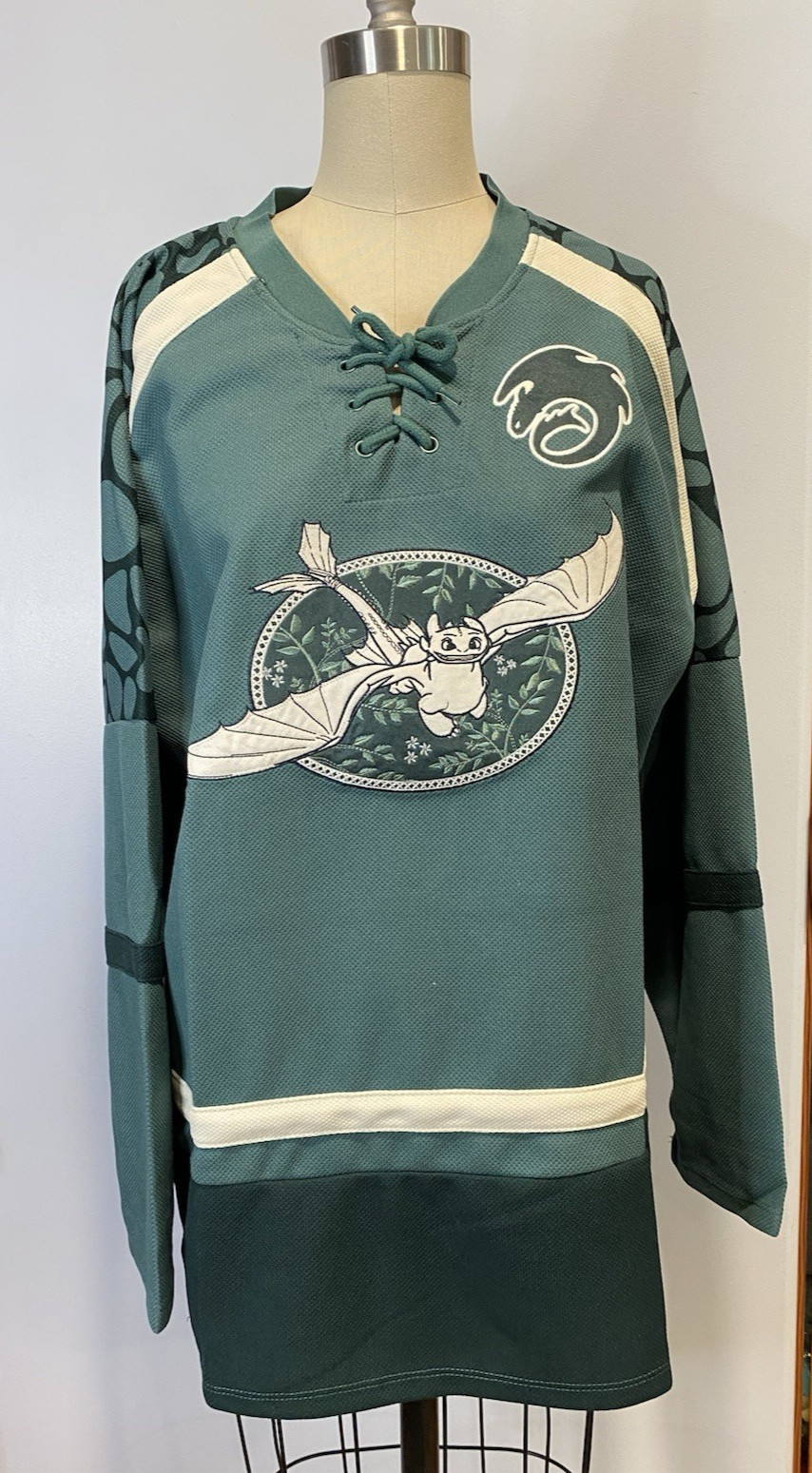 Boxlunch DreamWorks How To Train Your Dragon Toothless Hockey Jersey M gallery
