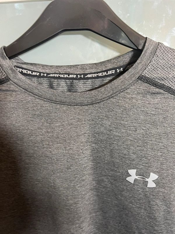 Dark Grey Breathable Under Armour T-Shirt Top UK Small Gym Wear Stretchy Workout gallery
