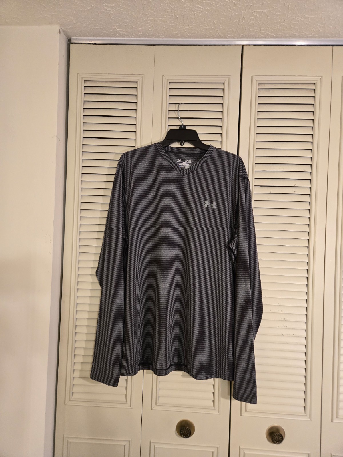 Men's Under Armour Cold Gear V-Neck Long Sleeve Shirt Gray/Black Size XL Fitted gallery